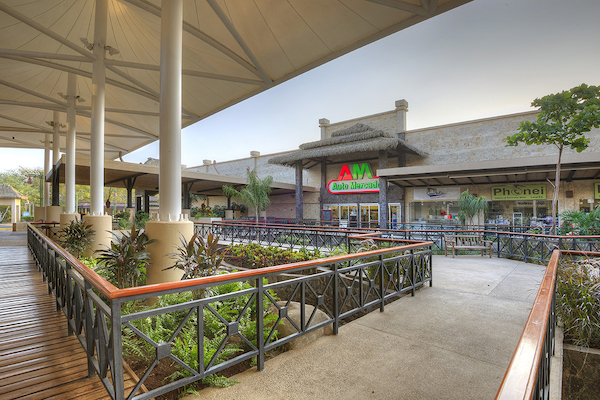AutoMercado supermarket near Flamingo Beach