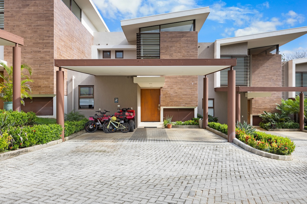 Aromo 4 ~ Modern Design Meets Tropical Charm — Photo 1