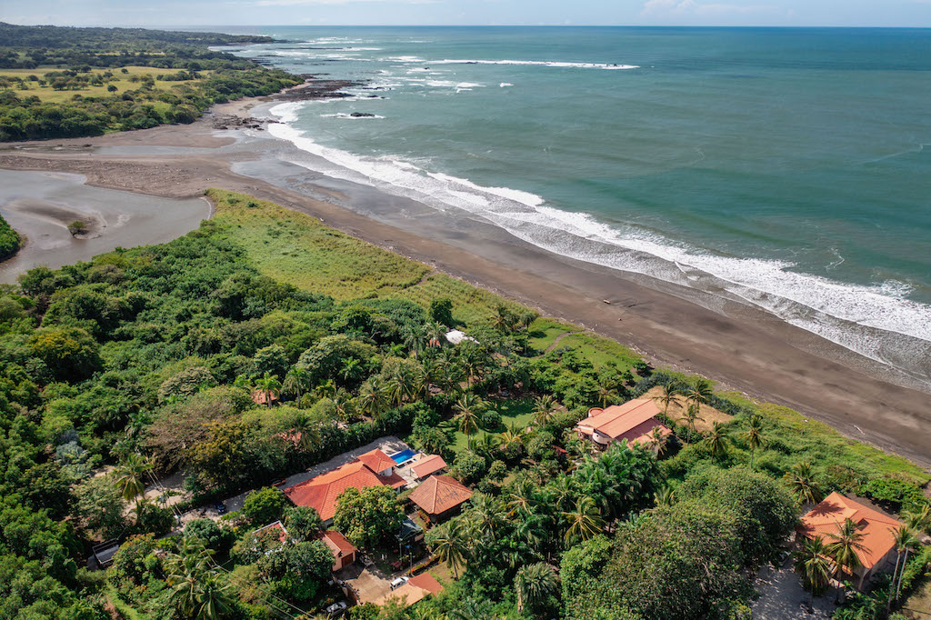 Beautiful Six Bedroom Beachfront Estate in Junquillal! — Photo 1