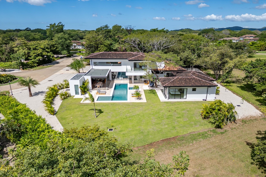 Casa Bettina ~ Luxury Living Steps from the Beach in Costa Rica — Photo 1