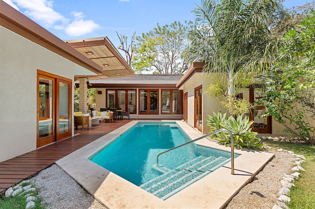 Casa Blue Iguana ~ Luxurious 3-Bedroom Tropical Retreat