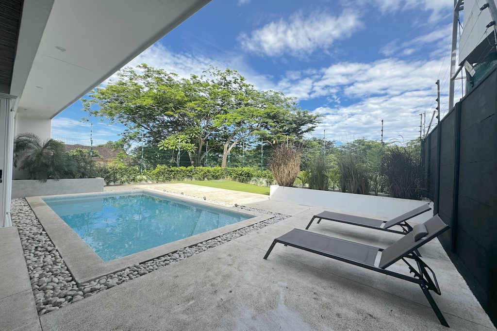 Spacious 3-Bedroom Home with Pool in Prime Huacas Location — Photo 1