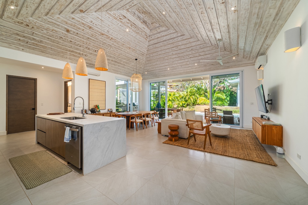 Casa Higueron ~ 4-Bedroom Luxury Home with 2-Bedroom Guest House in Tamarindo Park