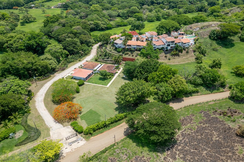 Colinas de Golf 20 ~ Mountain Views Top Floor Unit