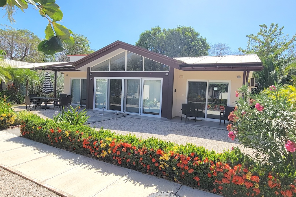 The Point 17 ~ 3-Bedroom Home with Private Guest Suite